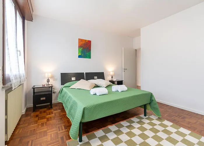 Picasso Residency Near Parma's Finest Gems 아파트