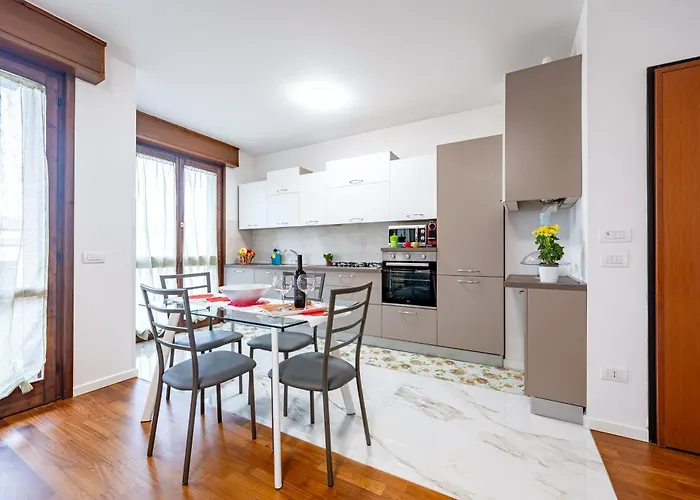 Picasso Residency Near Parma's Finest Gems 아파트